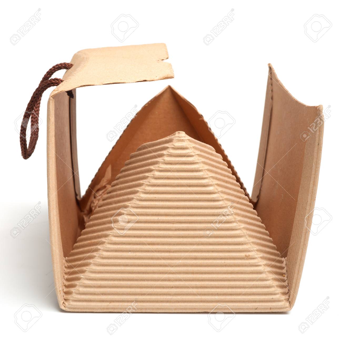 La Bolsa (caja) Fabricada En Cartón Ondulado Fotos, Retratos, Imágenes Y Archivo Libres De Derecho. Image