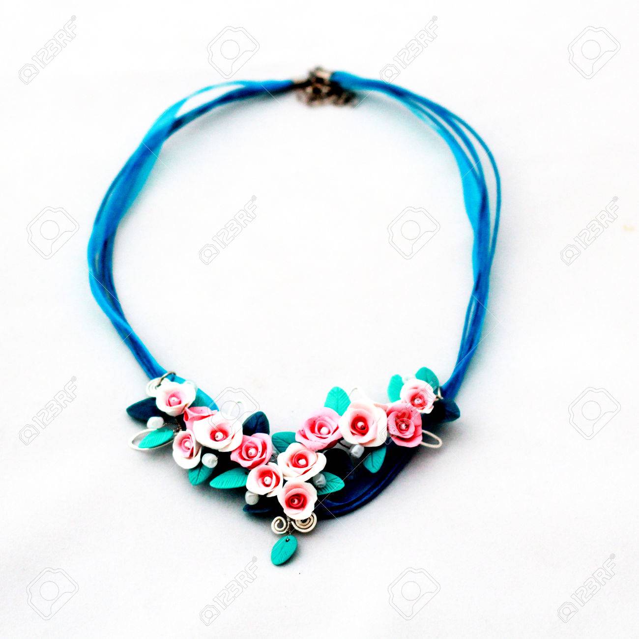 Fotos Collares Hechos A Mano. Collar Hecho De Arcilla De Polímero Con Flores. Fotos, Retratos, Imágenes Y Fotografía De Archivo Libres De Image 49928285.