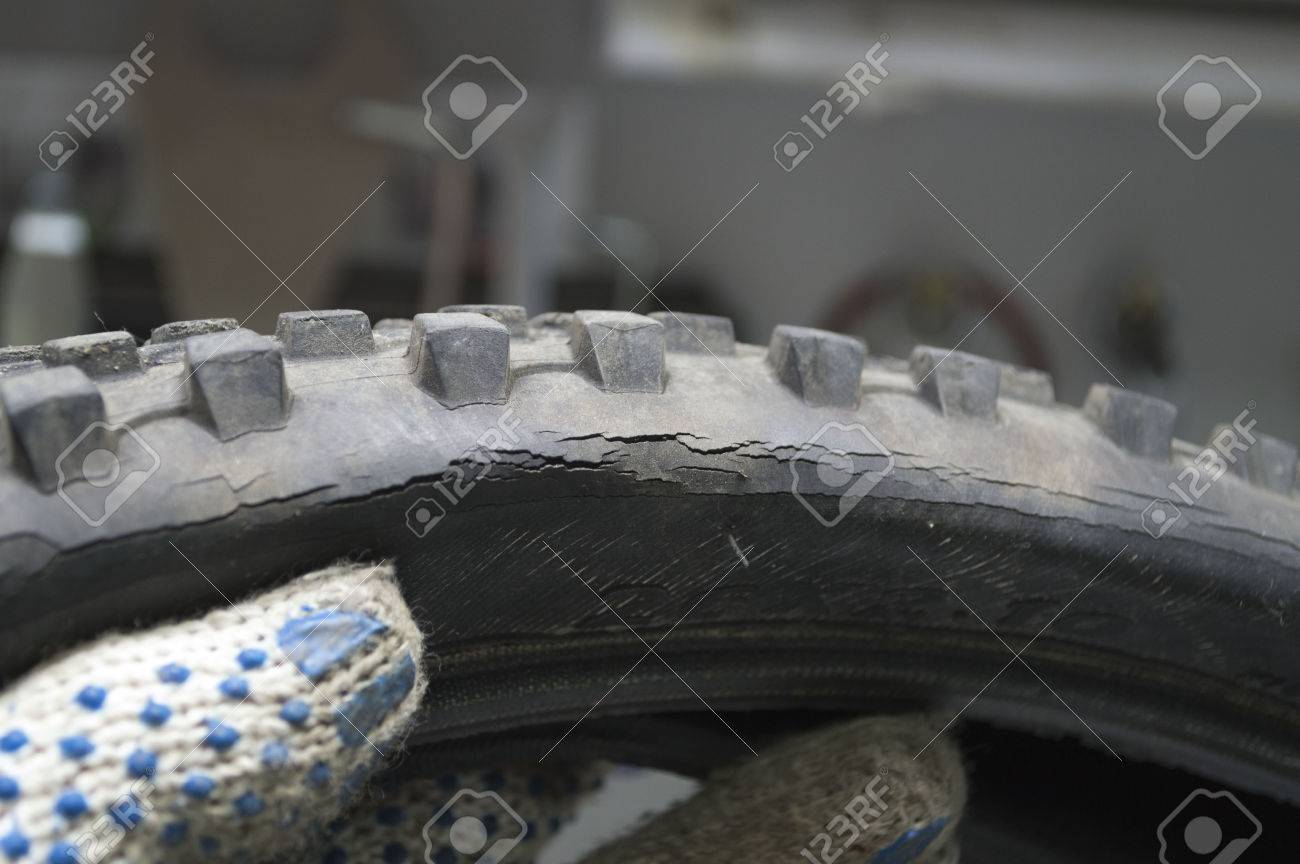 ワーク ショップのひびで自転車のタイヤ の写真素材 画像素材 Image