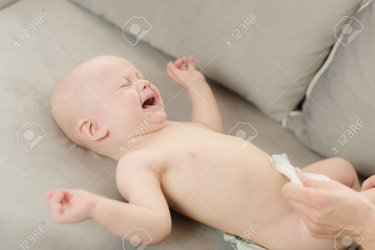 6 Mois Bebe Garcon Pleurer Pendant Que La Mere Est En Train De Changer Sa Couche Banque D Images Et Photos Libres De Droits Image