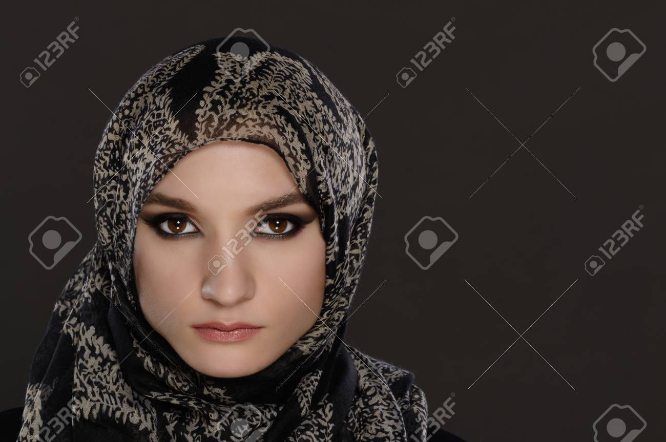 灰色の背景にアラブ系女性の肖像画 の写真素材 画像素材 Image