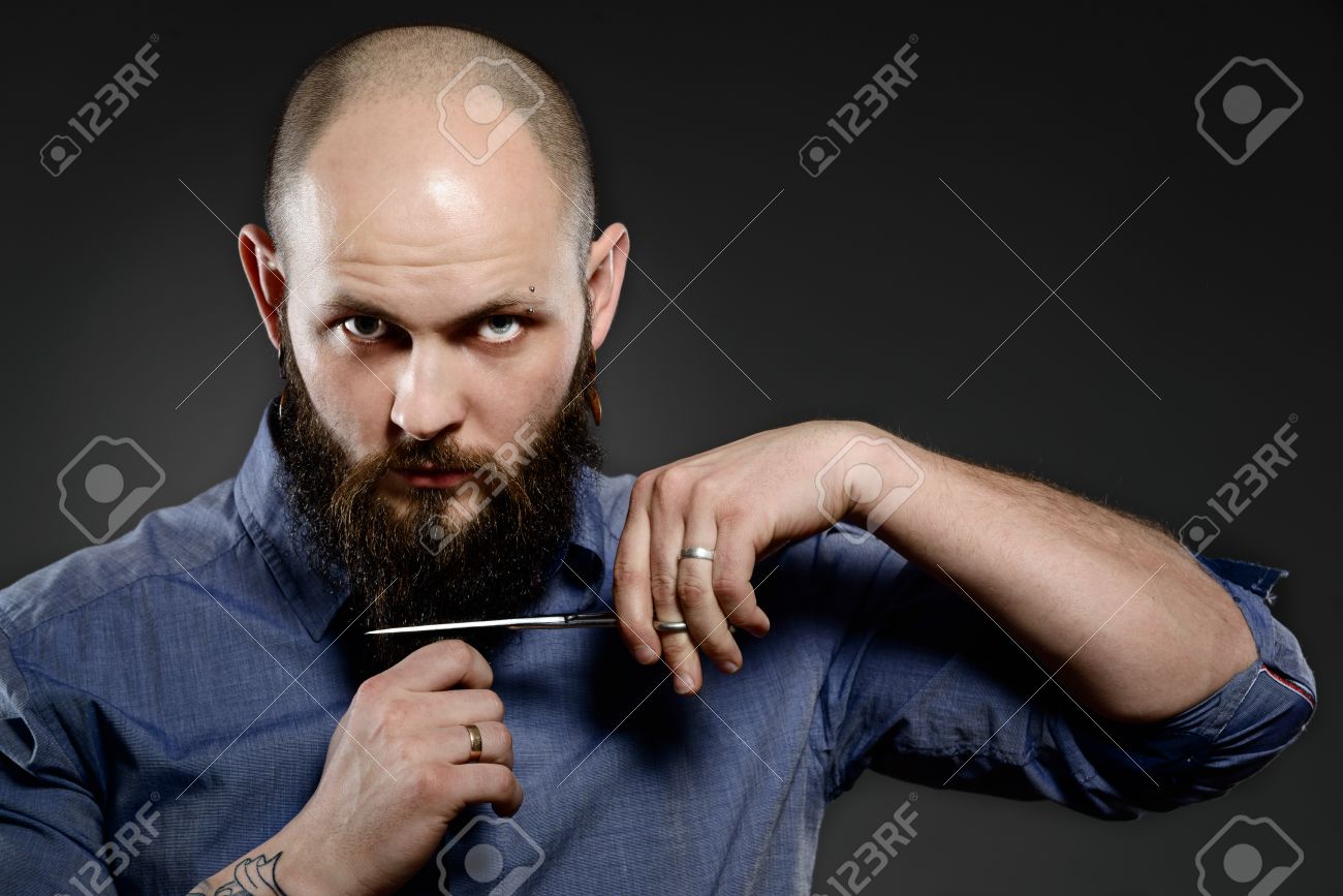 couper sa barbe au ciseau