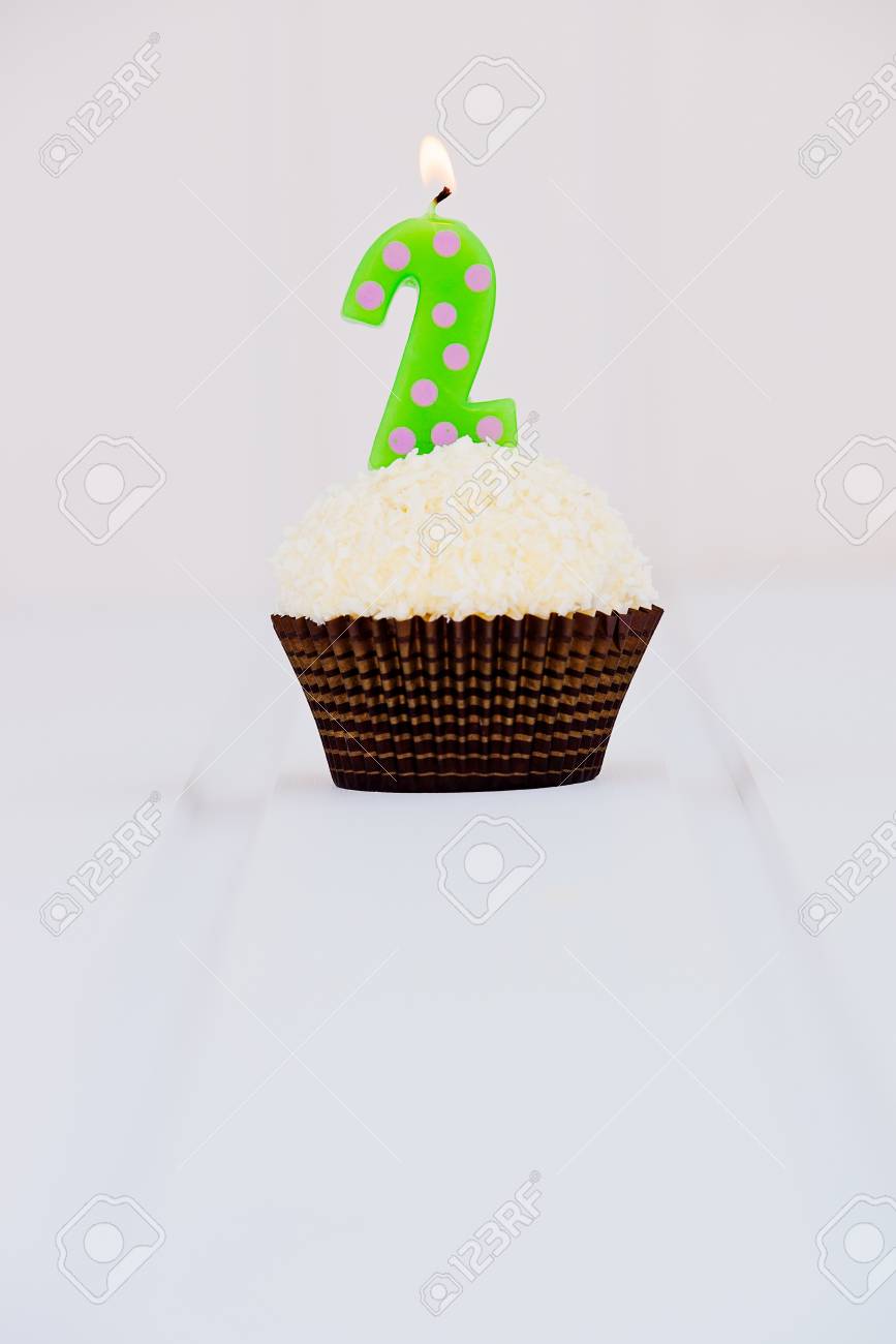 Gateau D Anniversaire Muffin Avec Une Bougie En Forme De Chiffre 2 Joyeux Anniversaire Banque D Images Et Photos Libres De Droits Image Gateau D Anniversaire Muffin Avec Une Bougie En Forme De Chiffre 2 Joyeux Anniversaire Banque D Images Et Photos Libres De Droits Image