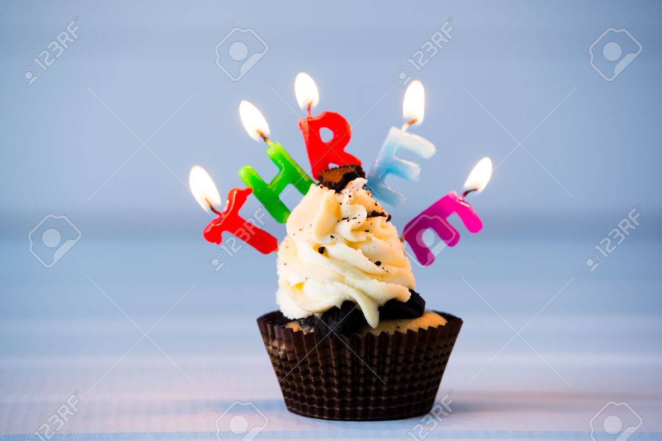 Geburtstagskuchen Cupcake Mit Kerzen Fur 3 3 Geburtstag Alles Gute Zum Geburtstag Lizenzfreie Fotos Bilder Und Stock Fotografie Image 60821582