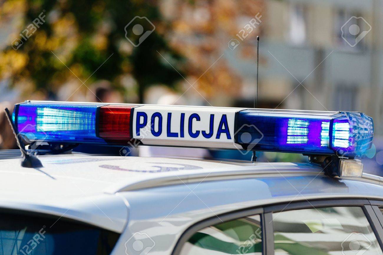 ポーランドの警察の車の屋根の上にマウント警察青いライトが点滅 の写真素材 画像素材 Image