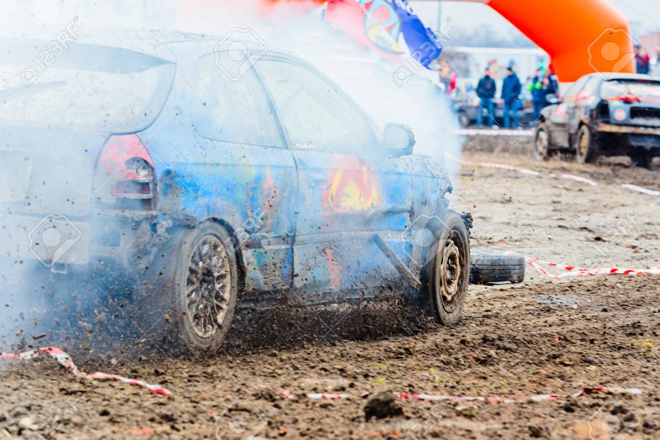 大破車汚れレースを廃止 壊れたエンジン 煙とレースの古い車を破損 の写真素材 画像素材 Image 大破車汚れレースを廃止 壊れたエンジン 煙とレースの古い車を破損 の写真素材 画像素材 Image