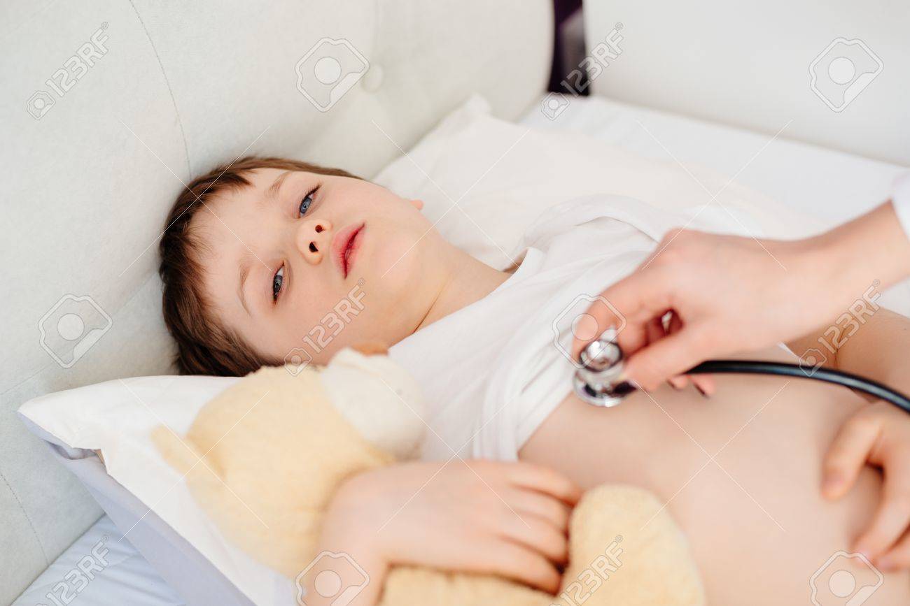 Un Petit Garçon De 7 Ans Est Examiné Par Un Pédiatre Avec Un Stéthoscope.  Clinique Pour Enfants. Enfant Malade Banque D'images Et Photos Libres De  Droits. Image 77656262.