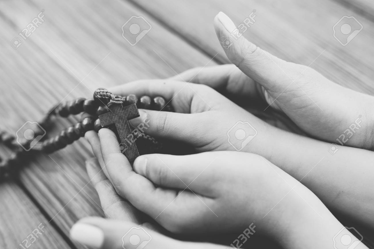 Madre E Hijo Orando Juntos Y Sosteniendo El Viejo Rosario De Madera Oracion Familiar Fotos Retratos Imagenes Y Fotografia De Archivo Libres De Derecho Image 82187105 123rf