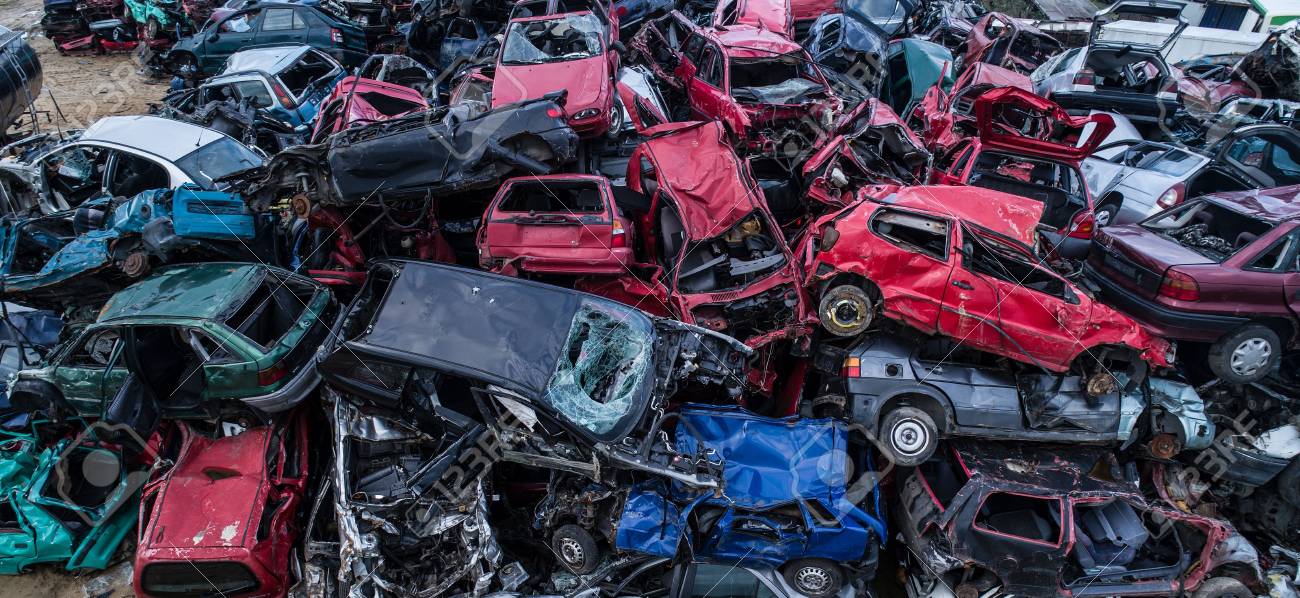 旧式の錆びた車は 屑鉄置き場の中で自動車を腐食した 自動車リサイクル の写真素材 画像素材 Image