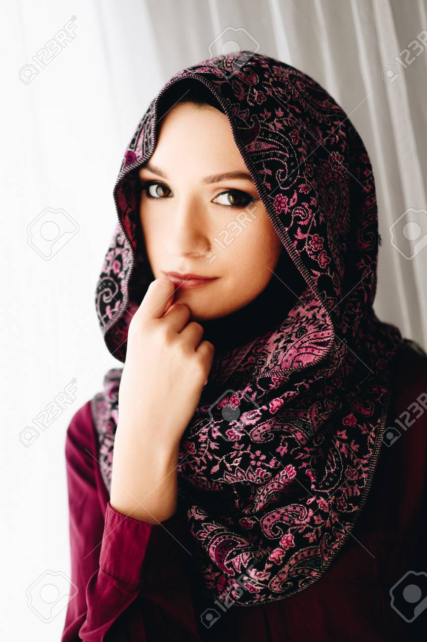 middle eastern women hijab