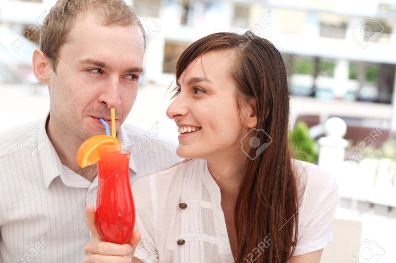 ジュースを飲むことを愛する若いカップル の写真素材 画像素材 Image