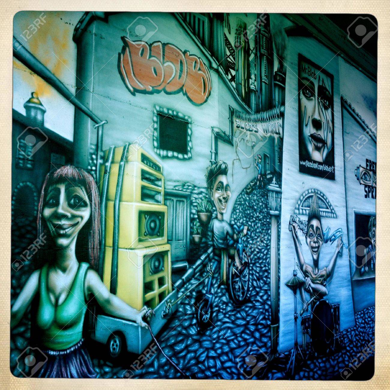 12 年 9 月 13 日ミラノ イタリア ミラノで ガリバルディの壁の落書きが駅 この駅では 多くのアーティストは彼らのスケッチで表現できます の写真素材 画像素材 Image