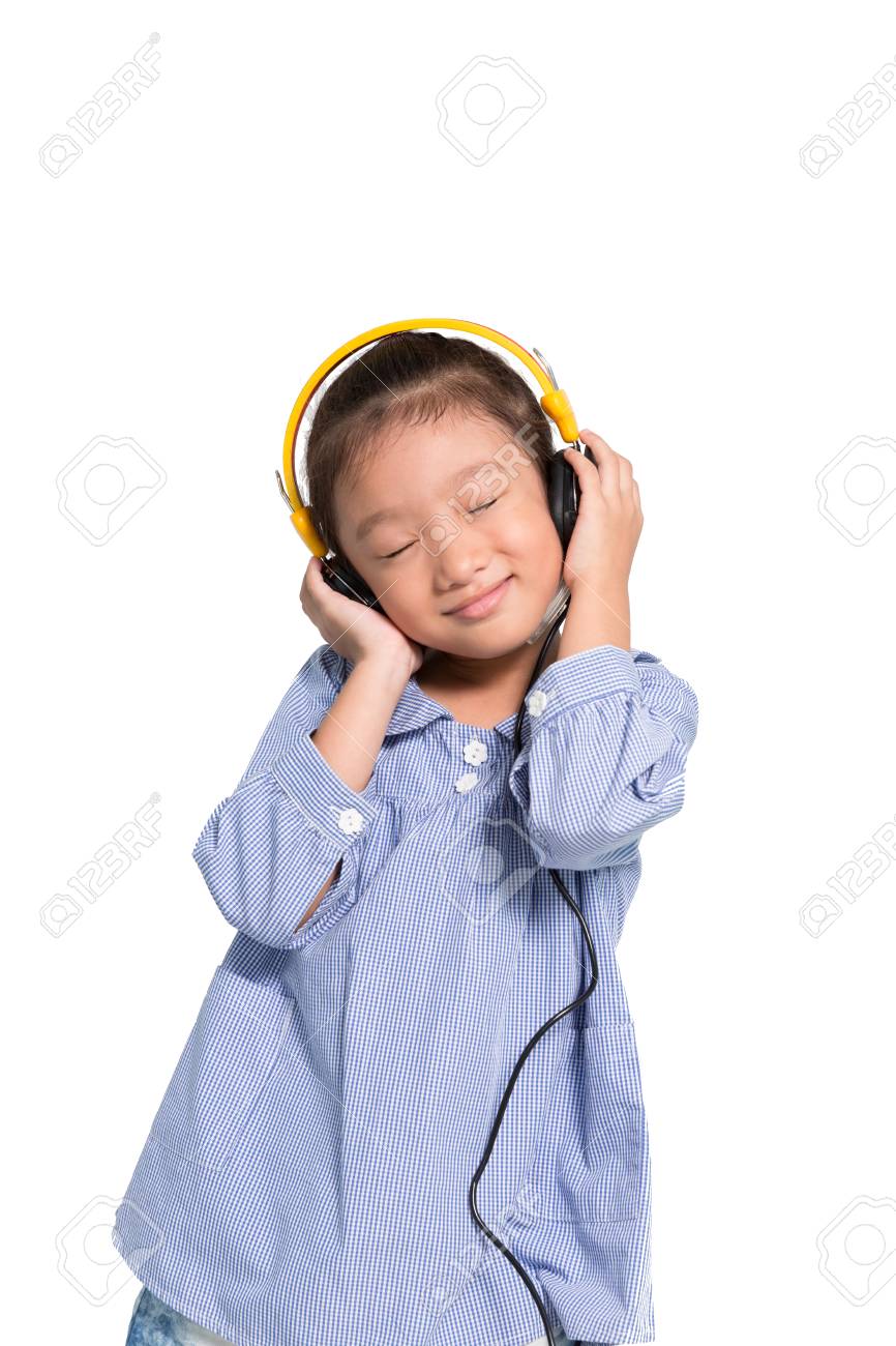 Petite Fille Asiatique écouter La Musique De Casque Sur Fond Blanc