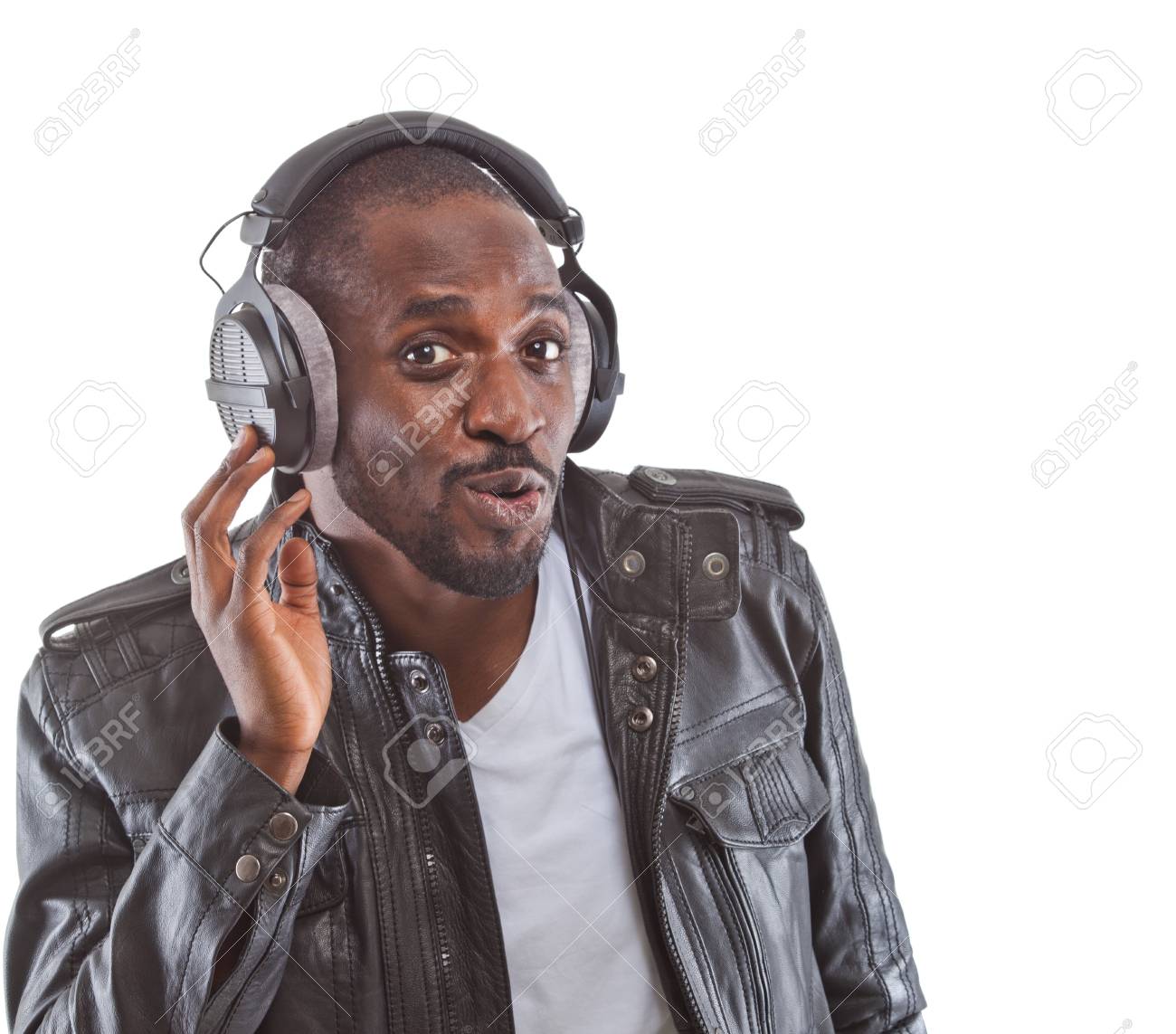彼のヘッドフォンで音楽を聴く若い黒人男性 の写真素材 画像素材 Image 彼のヘッドフォンで音楽を聴く若い黒人男性 の写真素材 画像素材 Image