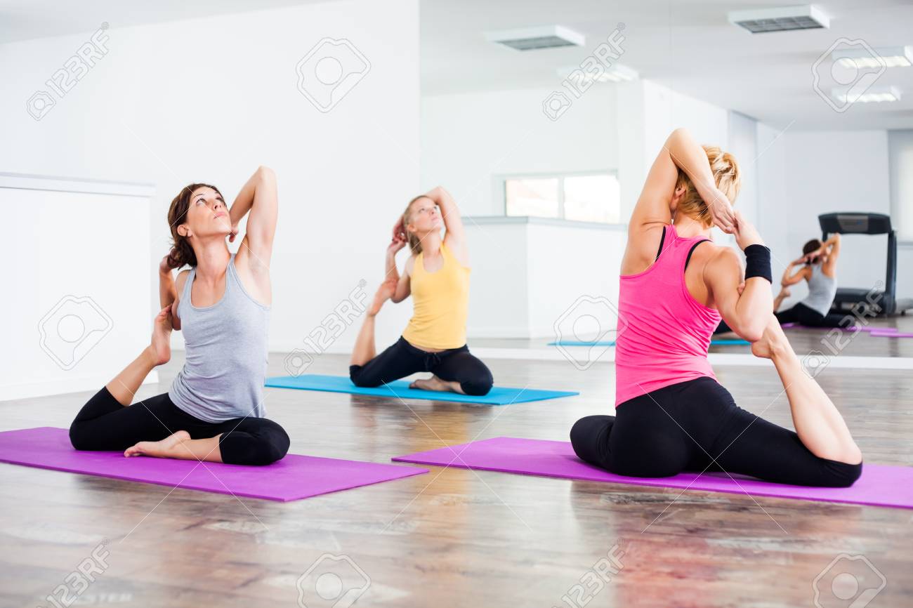 3 人の女の子は ヨガの練習 エカ Pada Rajakapotasana 鳩のポーズします の写真素材 画像素材 Image