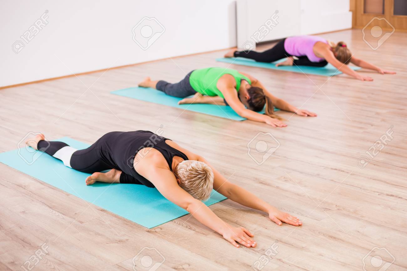 ヨガ Shashankasana 3 人の女の子 うさぎのポーズ の写真素材 画像素材 Image