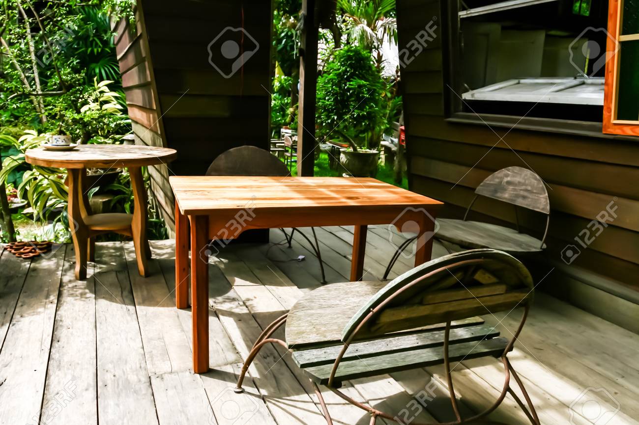 庭にテーブルと椅子 の写真素材 画像素材 Image
