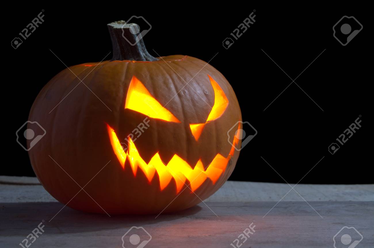 ジャック O ランタンと木材に怖いハロウィーンの暗い背景 の写真素材 画像素材 Image