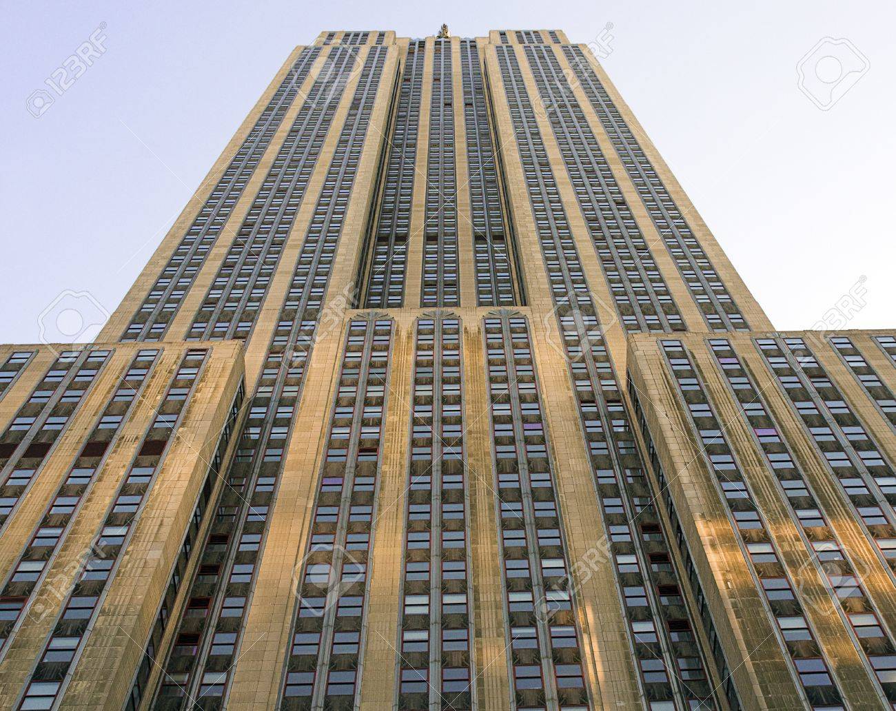 Niedrige Winkel Ansicht Des Beruhmten Empire State Building In Manhattan New York City Lizenzfreie Fotos Bilder Und Stock Fotografie Image 23155888
