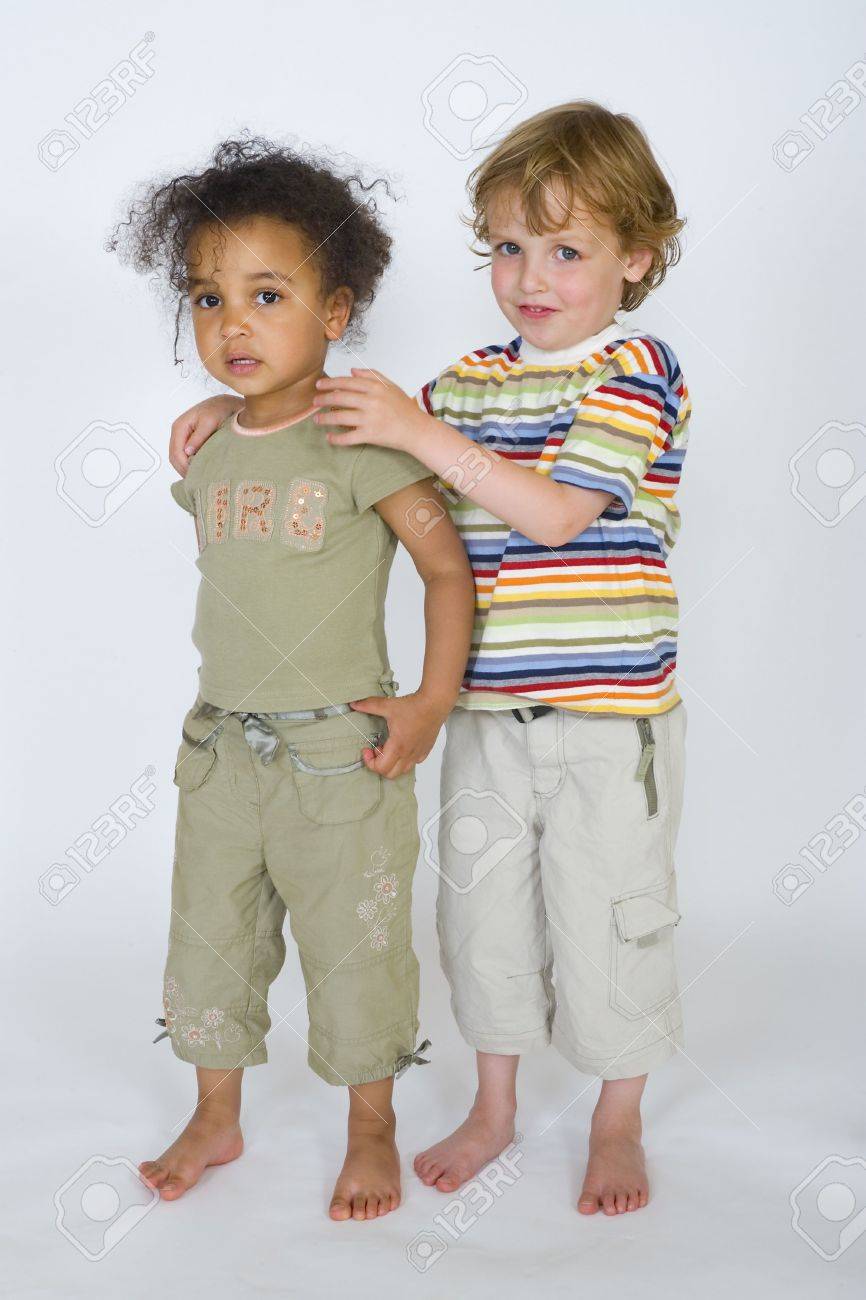 Une Belle Jeune Fille Metisse Blonde Et Un Garcon De S Unir Banque D Images Et Photos Libres De Droits Image