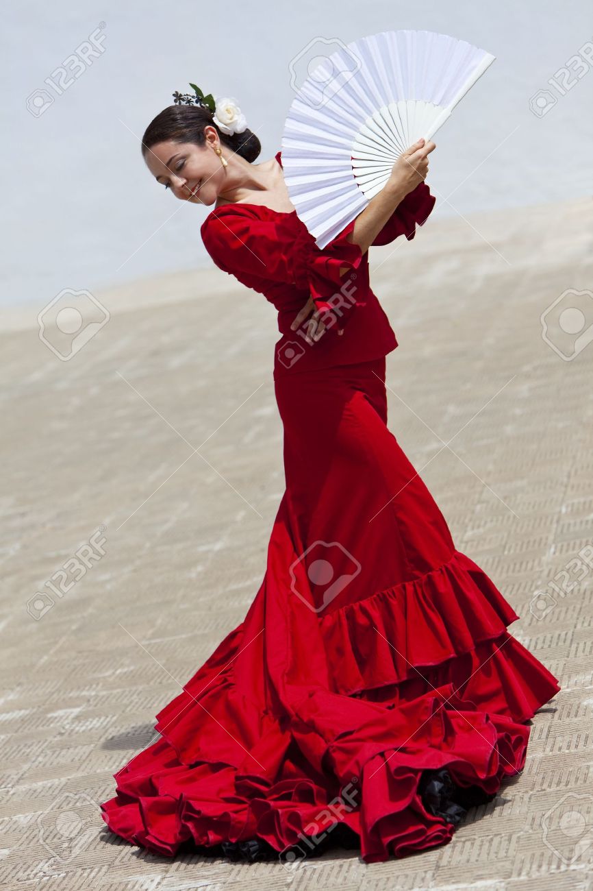 白いファンと赤いドレスを着て踊る女性伝統的なスペインのフラメンコ ダンサー の写真素材 画像素材 Image 白いファンと赤いドレスを着て踊る女性伝統的なスペインのフラメンコ ダンサー の写真素材 画像素材 Image