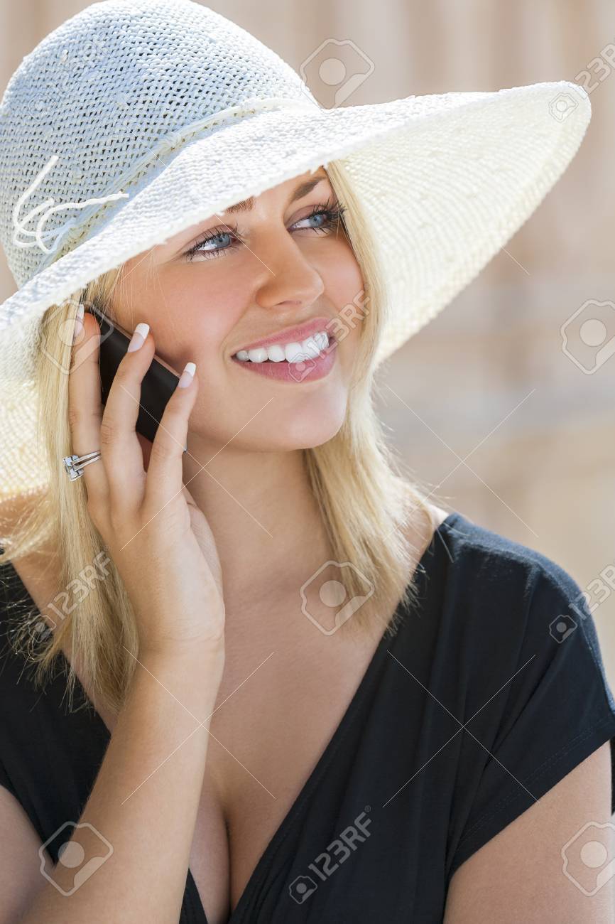 Ein Schones Madchen Junge Frau Frau Mit Blonden Haaren Und Blauen Augen Spricht Uber Ihr Handy Tragen Weissen Sonnenhut Und Kleine Schwarze Kleid Lizenzfreie Fotos Bilder Und Stock Fotografie Image 27865656