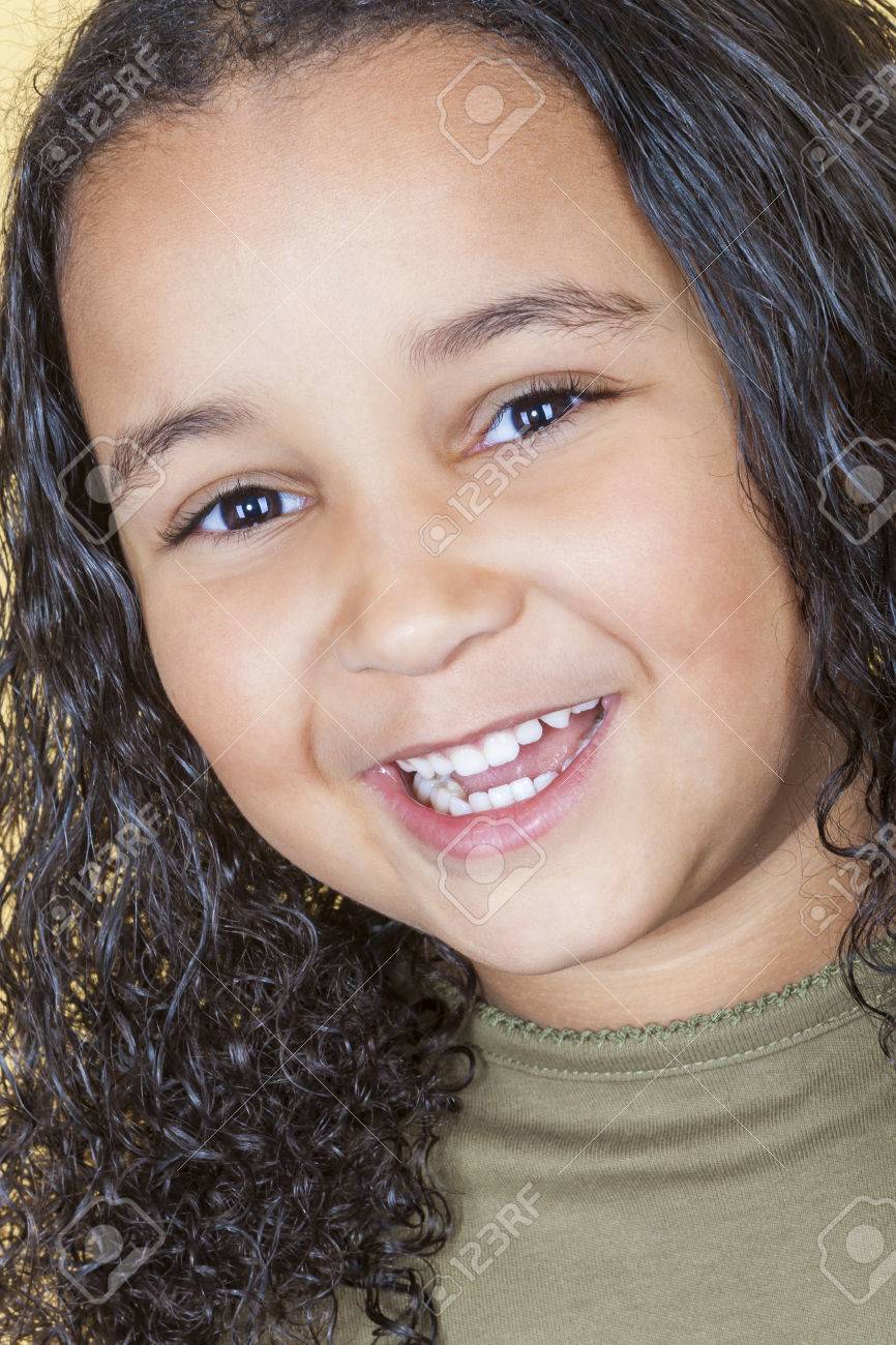 Une Belle Metisse Africaine Petite Fille Fillette Americaine Air Heureux Et Riant Banque D Images Et Photos Libres De Droits Image