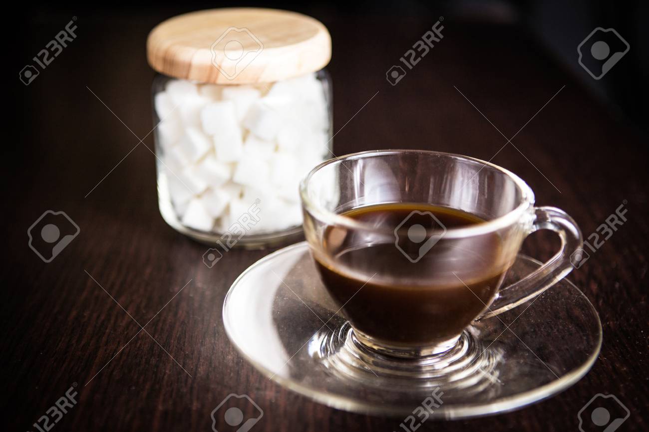 角砂糖のぼやけた瓶の前でコーヒー カップ の写真素材 画像素材 Image