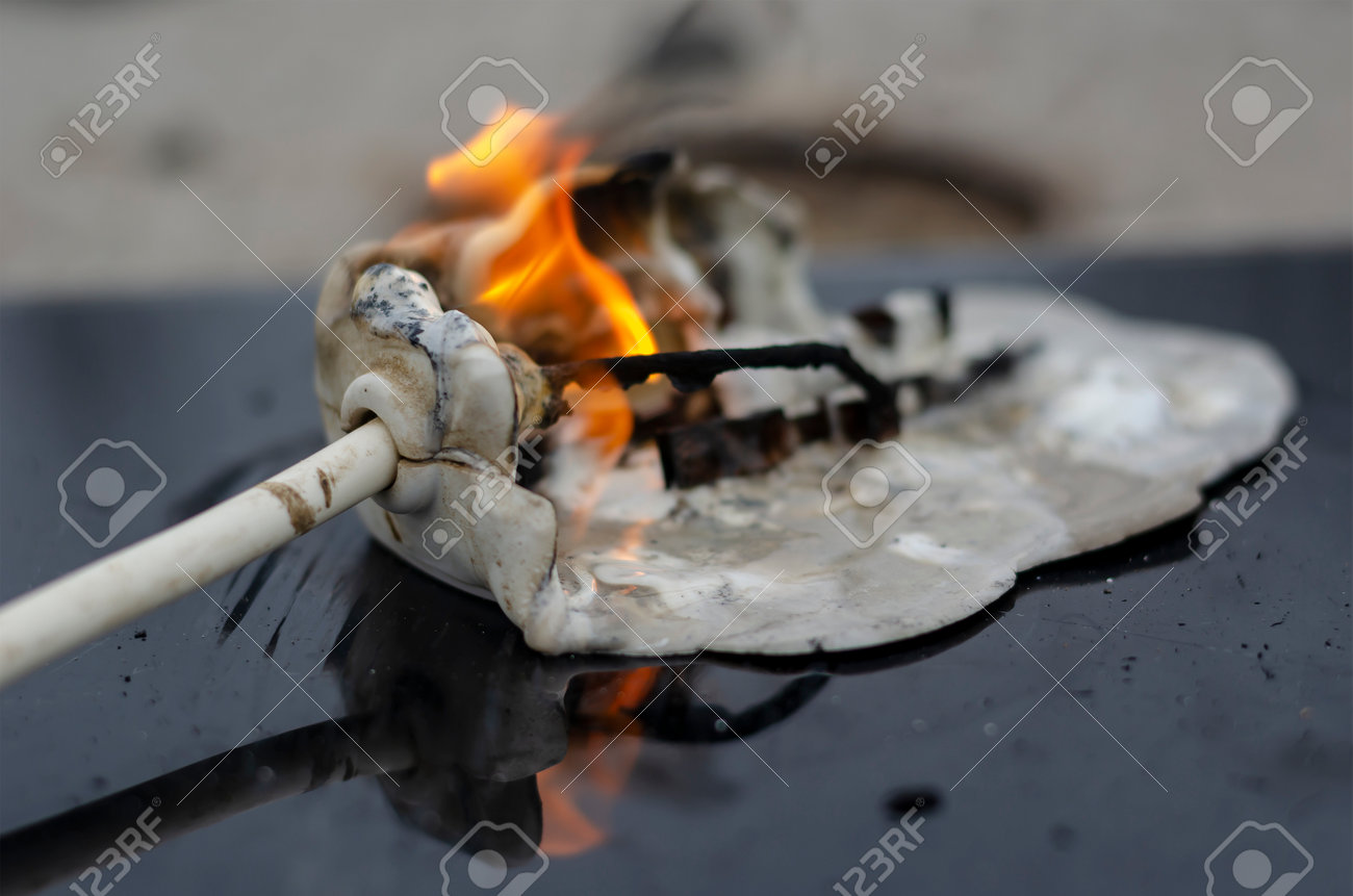 가정용 전기 기기 화재 개념입니다. 합선으로 인한 멀티탭 화재의 마지막 단계. 전기 제품의 완전한 리플로우. 화재 안전, 시각 보조  장치. 로열티 무료 사진, 그림, 이미지 그리고 스톡포토그래피. Image 165513061