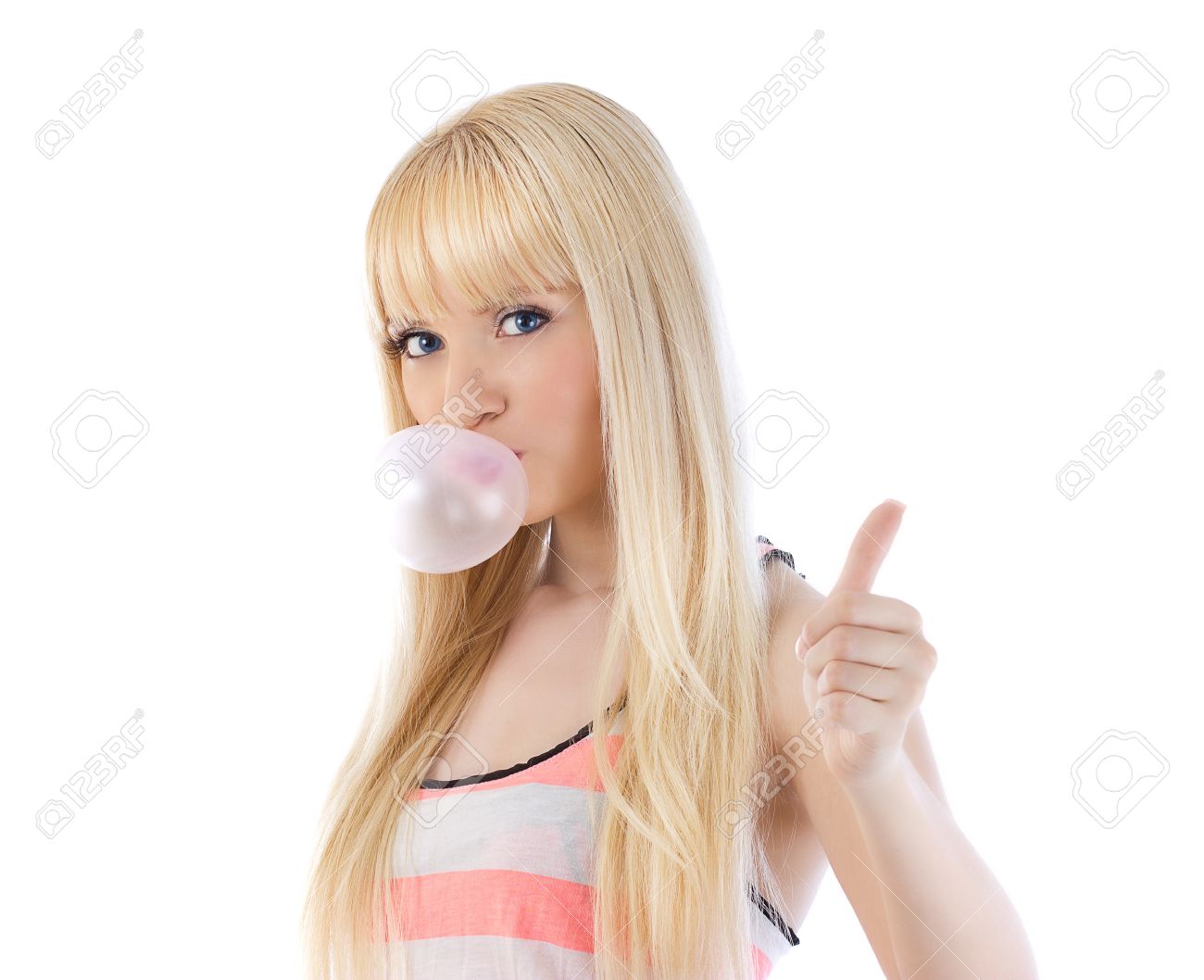 Hübsche Frau, Die Daumen Nach Oben Und Blasen Blase Mit Kaugummi Über Weiße  Lizenzfreie Fotos, Bilder Und Stock Fotografie. Image 14634157.
