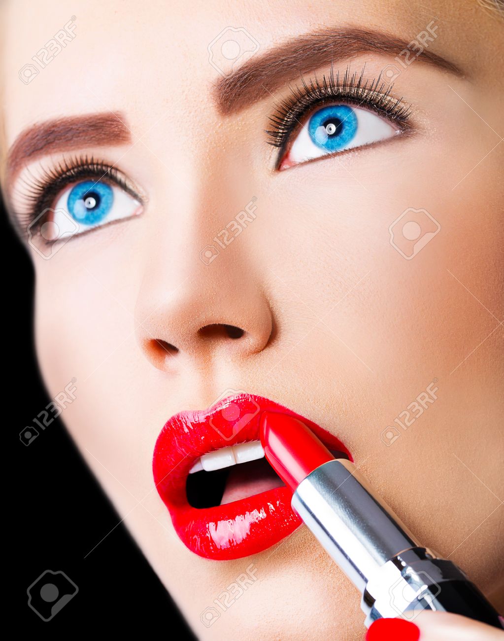 Belle Fille Blonde Avec Rouge à Lèvres Rouge Sur Fond Noir