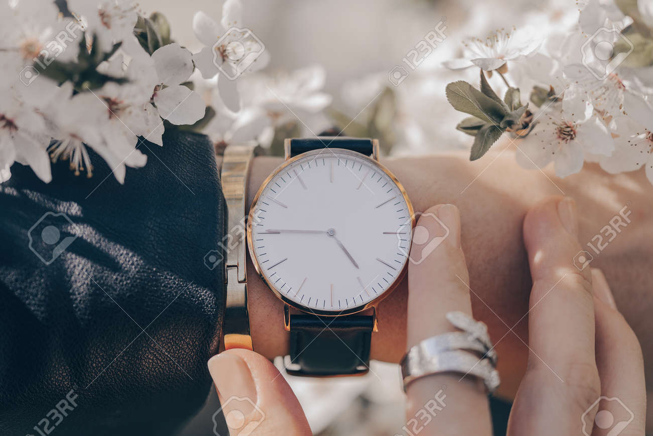 Reloj Inteligente En Mano De Mujer Aislado En Blanco. Fotos, retratos,  imágenes y fotografía de archivo libres de derecho. Image 185034452