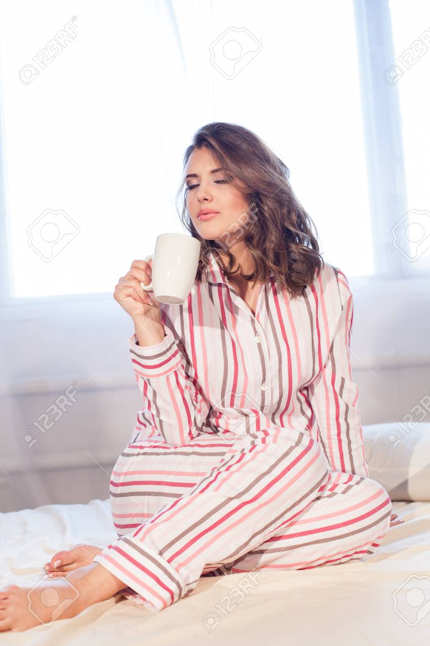 女の子パジャマ ベッド朝カップ の写真素材 画像素材 Image 70260571 女の子パジャマ ベッド朝カップ の写真素材 画像素材 Image 70260571