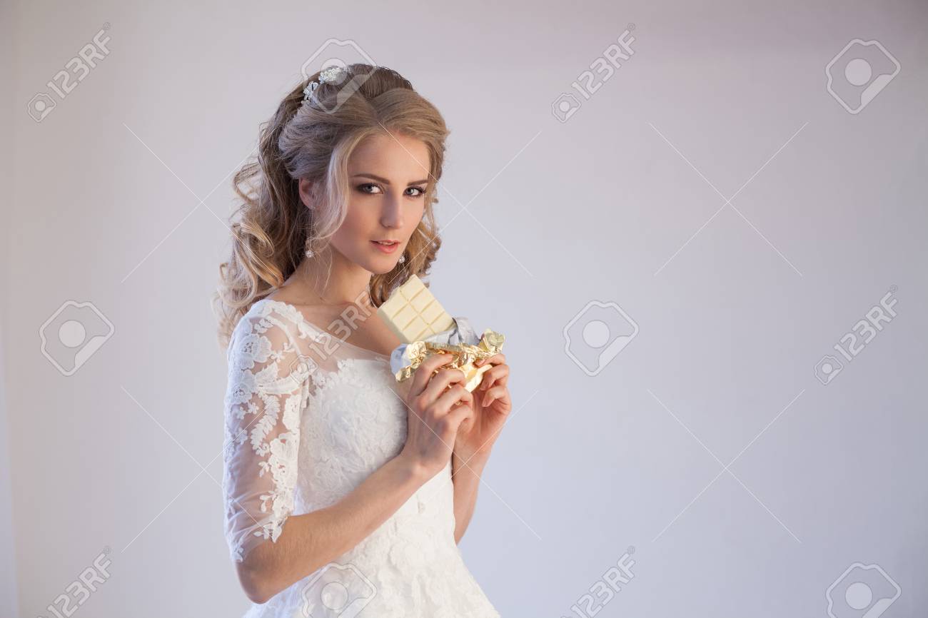 Novia En Vestido De Novia Sosteniendo Un Chocolate Fotos, Retratos, Imágenes Y Fotografía De Archivo Libres De Derecho. Image 76866340. Novia En Vestido De Novia Sosteniendo Un Chocolate Fotos, Retratos, Imágenes Y Fotografía De Archivo Libres De Derecho. Image 76866340.