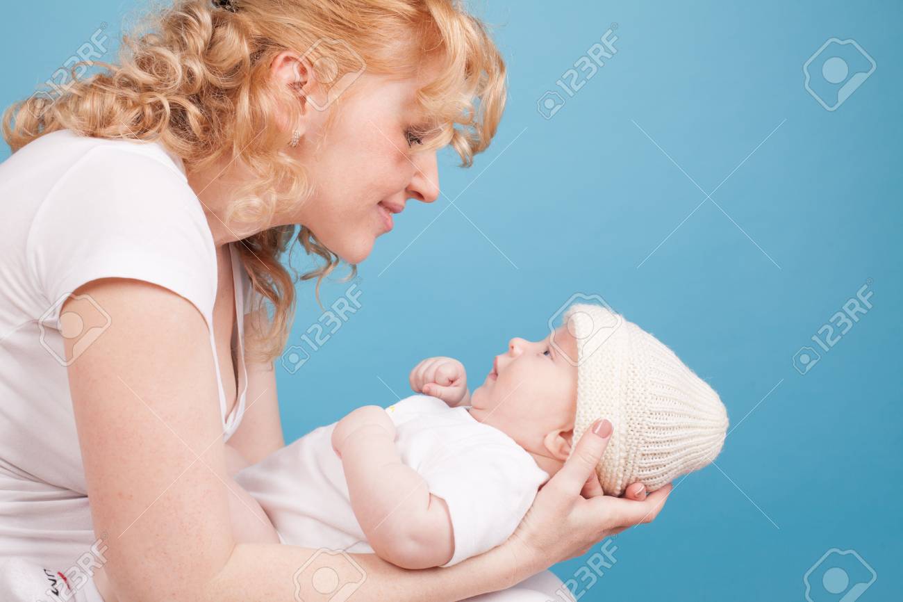 Maman En Vetements Blancs Avec Son Fils Bebe Amoureux Bonheur Banque D Images Et Photos Libres De Droits Image