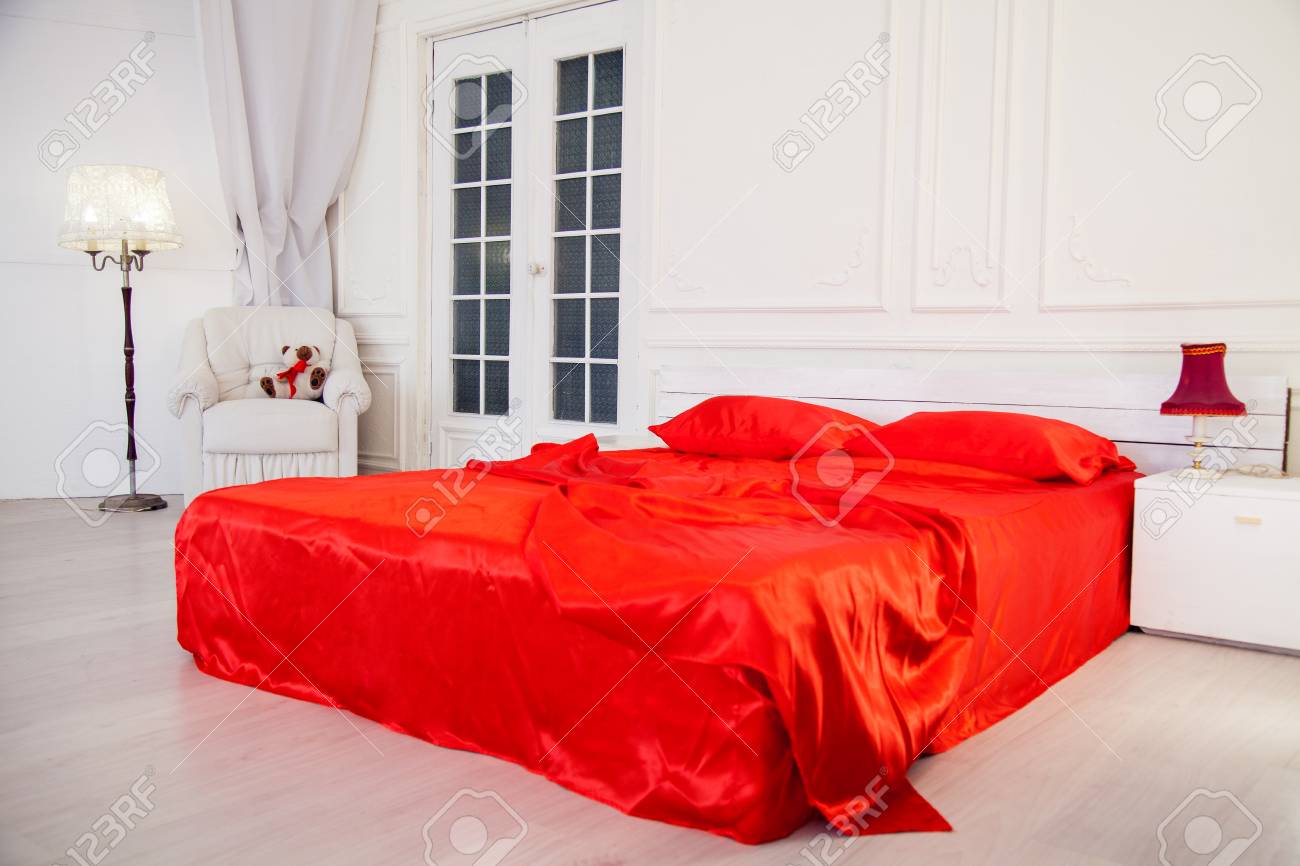 白い寝室インテリアに赤シートが付いているベッドします の写真素材 画像素材 Image 6866
