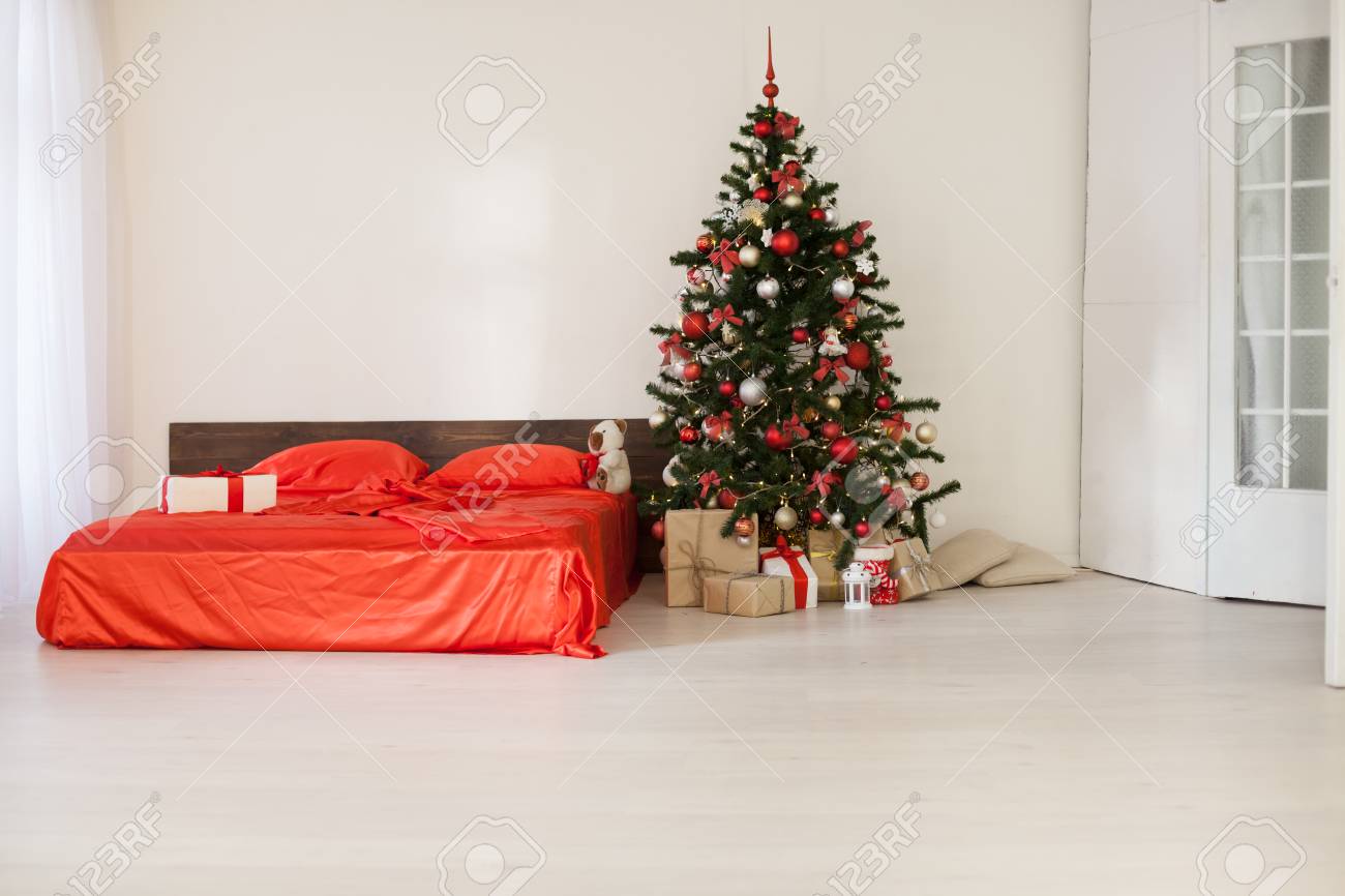 正月クリスマス白い部屋は赤い装飾クリスマス ツリー 18年 19 の写真素材 画像素材 Image