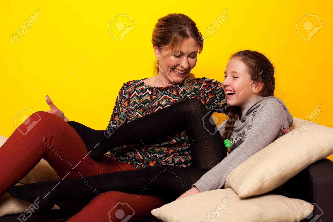 mom daughter pantyhose ママと娘は枕でソファの上に家に座るの写真素材・画像素材 Image 146702820