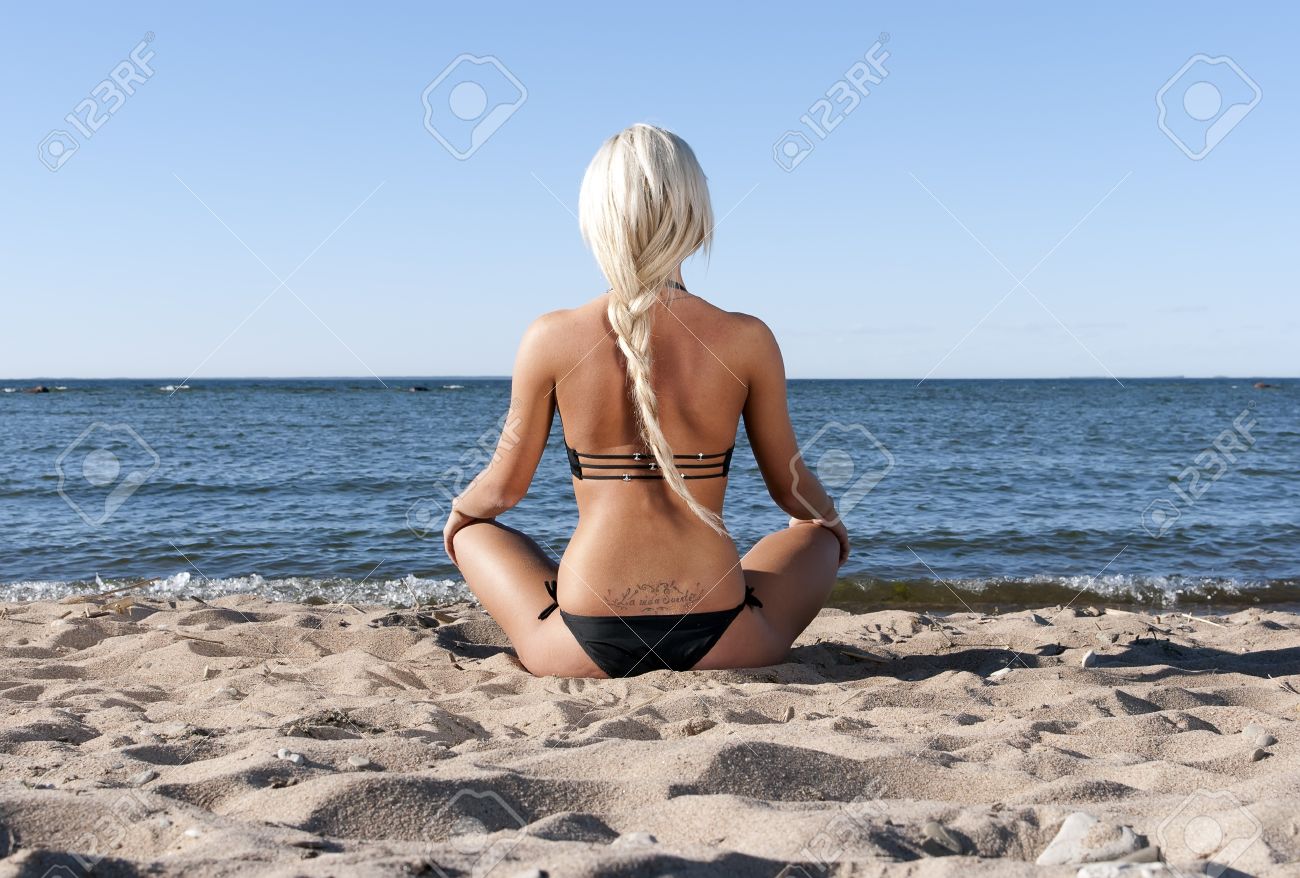 chica de espaldas playa