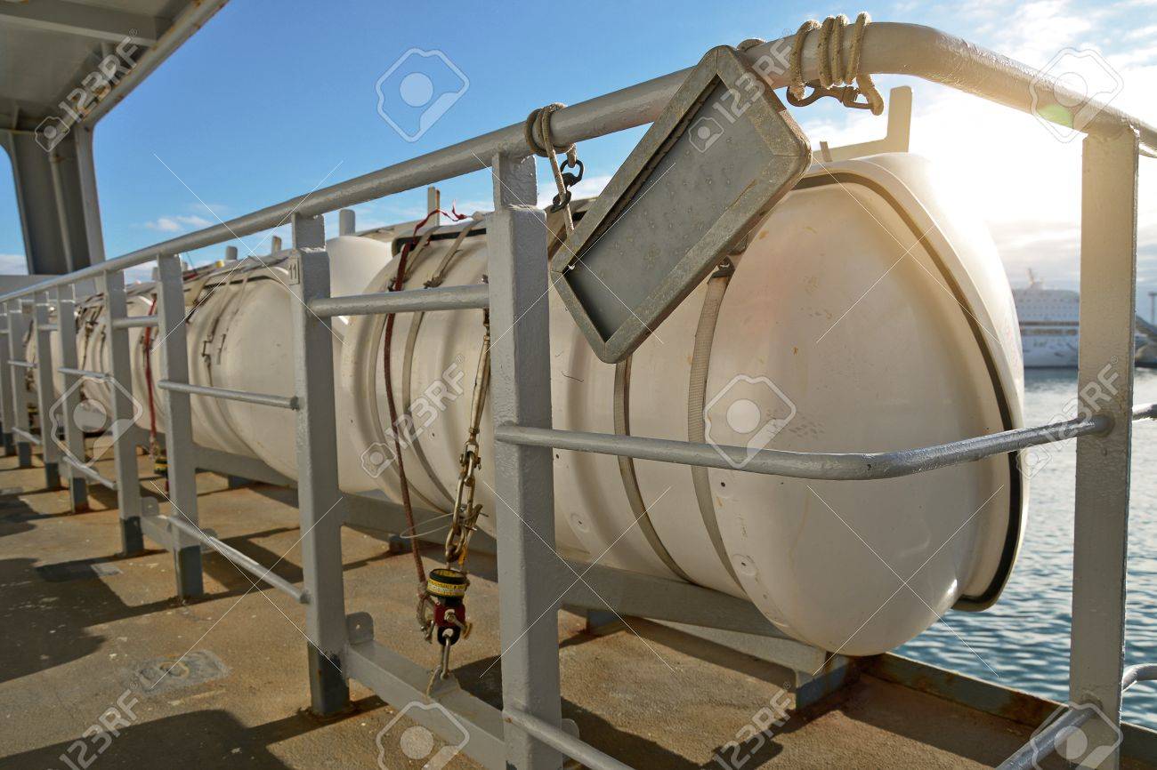 いくつか膨脹式救命いかだ船の上 の写真素材 画像素材 Image