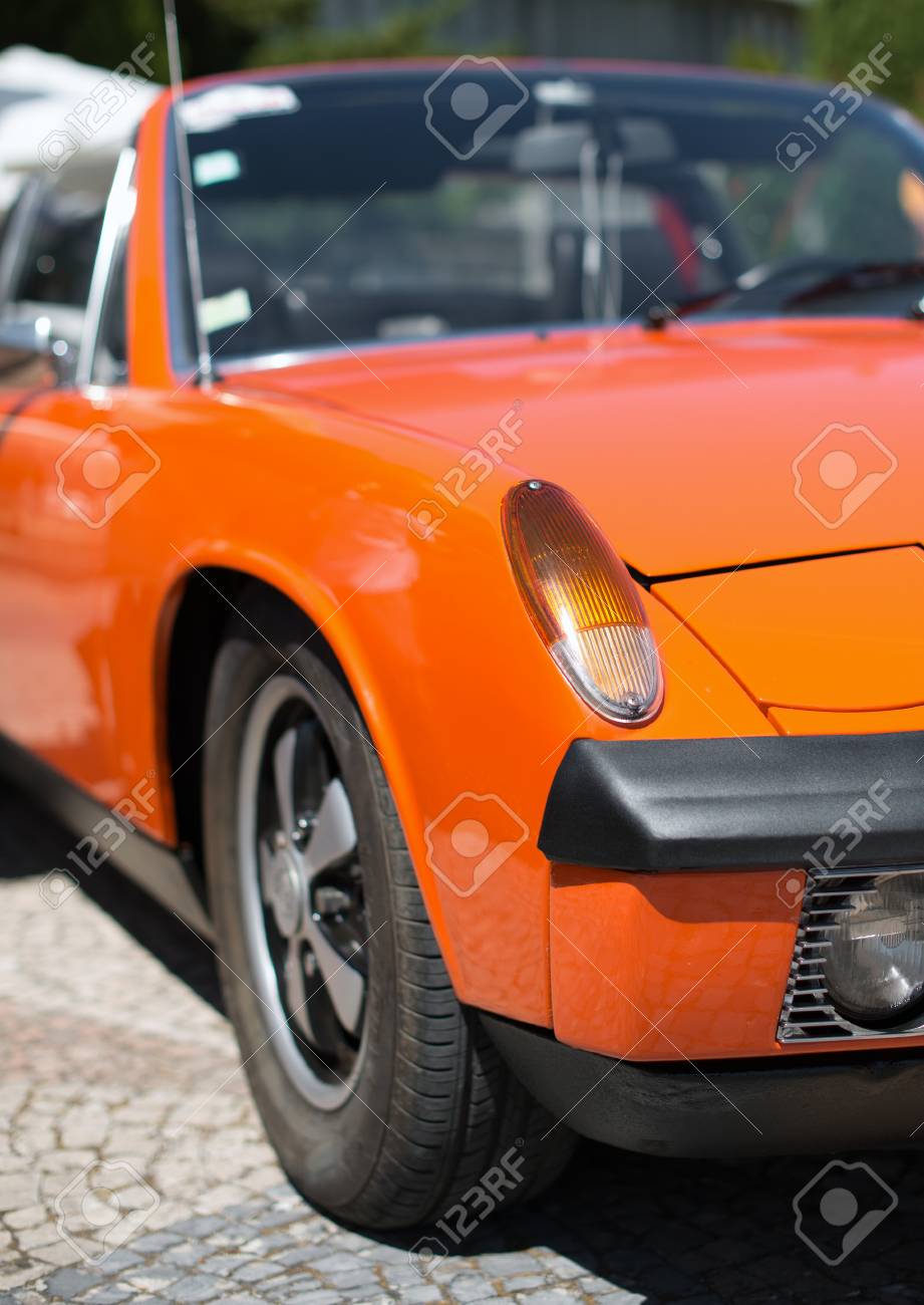 レトロなオレンジ色の車のヘッドライトのクローズ アップ表示 の写真素材 画像素材 Image