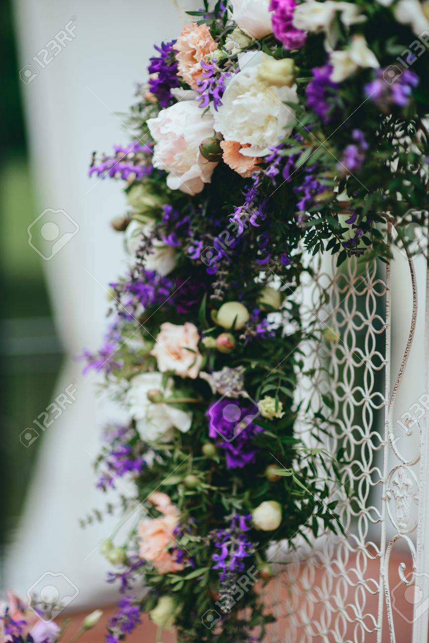 Décorations De Mariage Bouquet De Fleurs Blanches Et Violettes