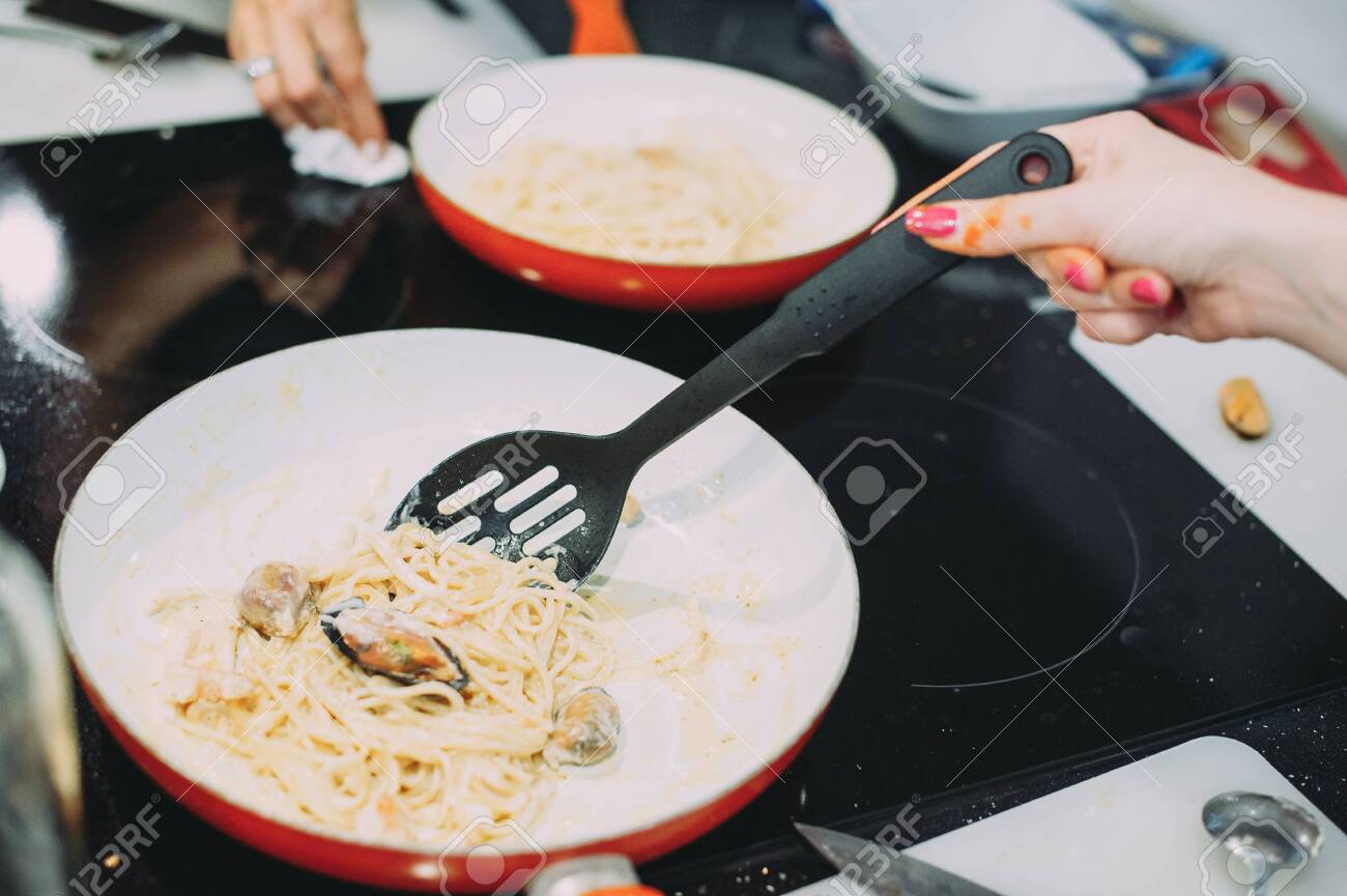 culinary master class on cooking pasta with mussels - 147959446 culinary master class on cooking pasta with mussels - 147959446