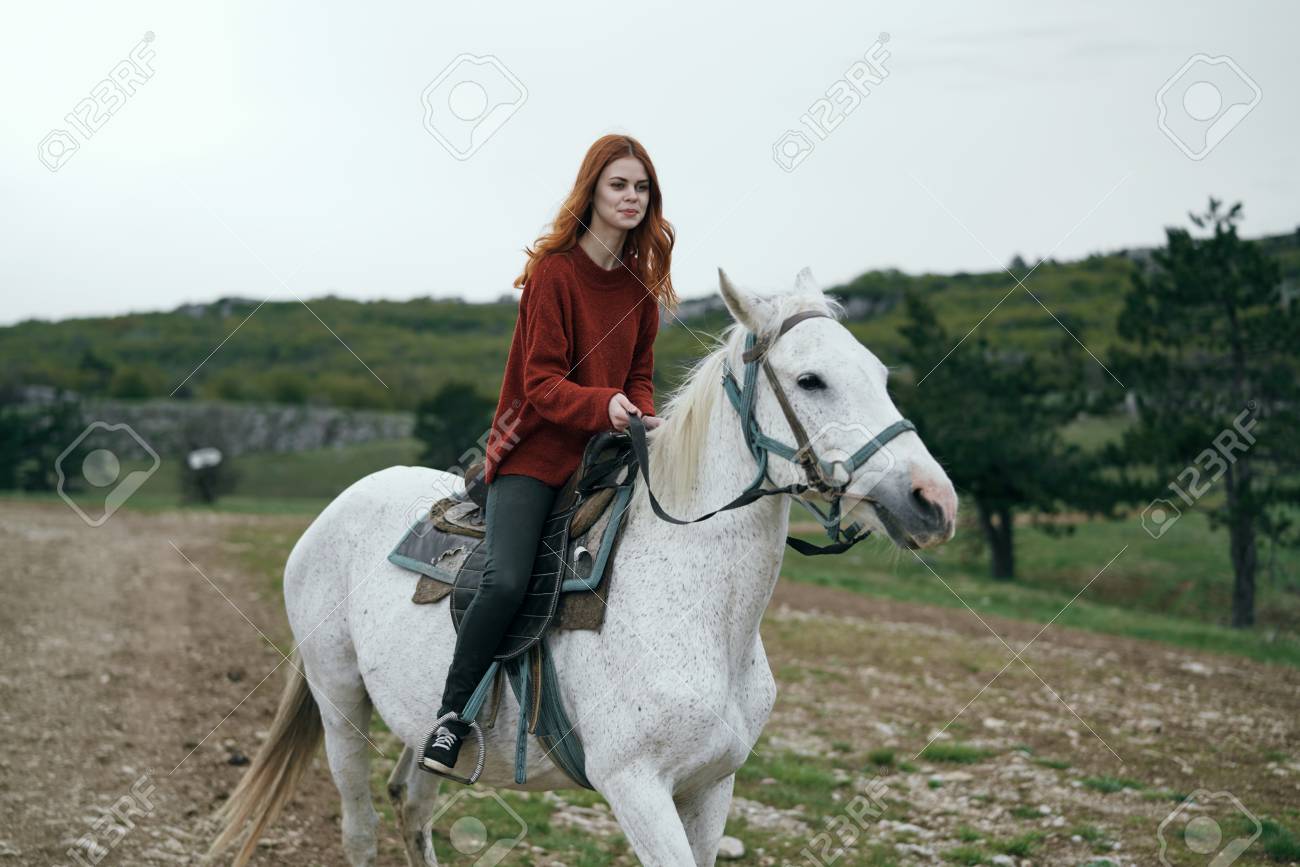 馬に乗った女性。の写真素材・画像素材 Image 85452549