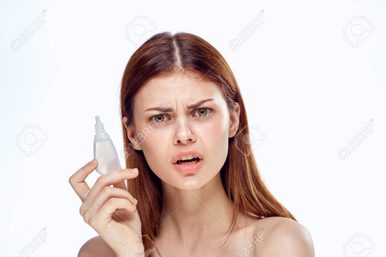 その少女は目を落とすかどうか疑っている の写真素材 画像素材 Image その少女は目を落とすかどうか疑っている の写真素材 画像素材 Image