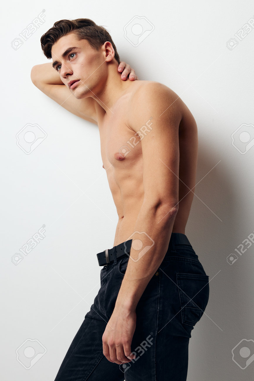横　裸 裸の胴体を持つ男は、明るい背景で横に寄りかかって、頭の後ろに手を握っていますの写真素材・画像素材 Image 160458889