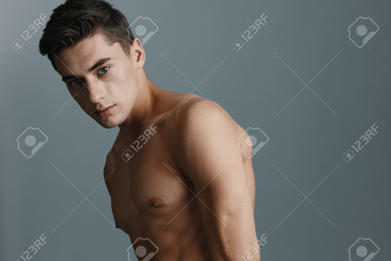 Chico Sexy En Topless Se Inclinó Hacia Atrás Y Hombros Desnudos Fotos,  retratos, imágenes y fotografía de archivo libres de derecho. Image  161102693