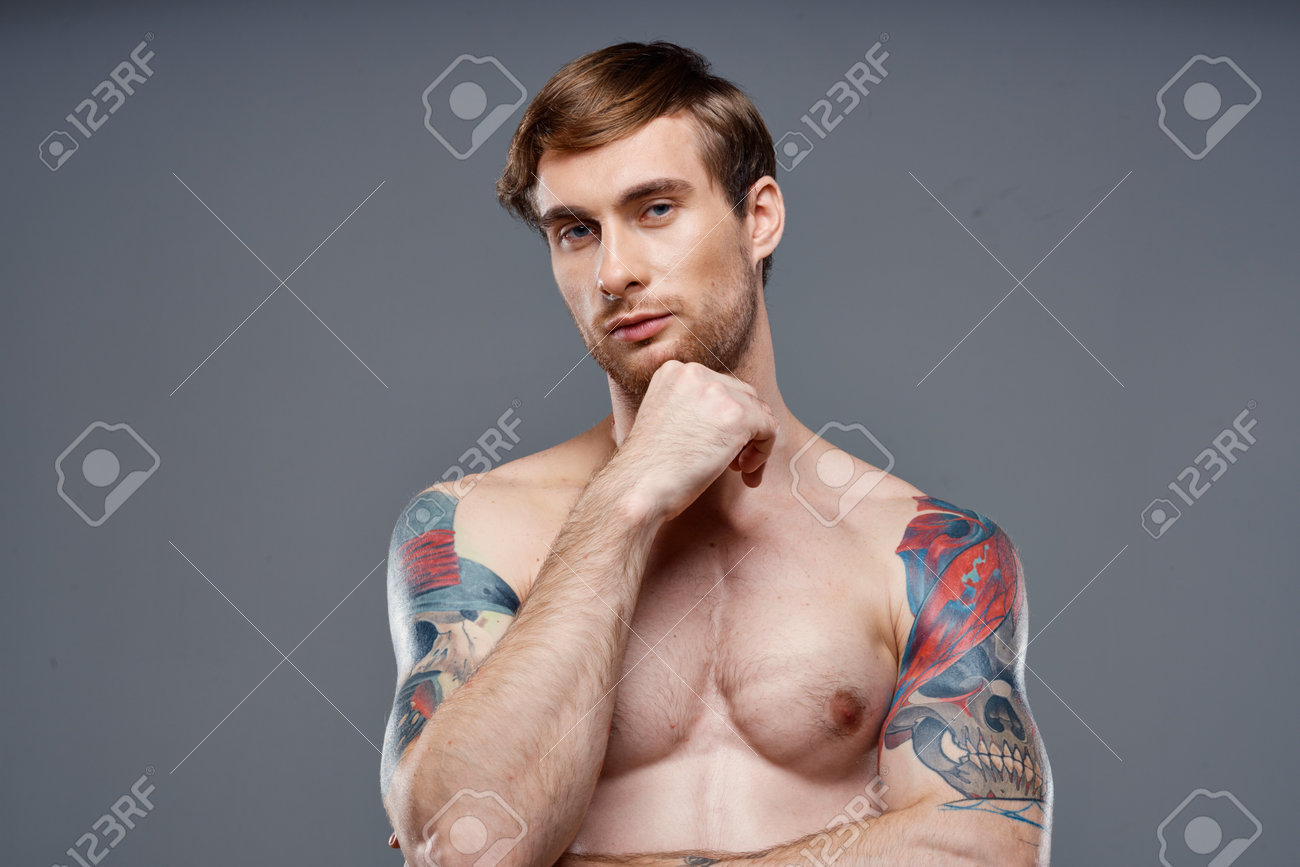 入れ墨された男フル胴体ボディービルダーフィットネスアスリートヌードの写真素材・画像素材 Image 168272544