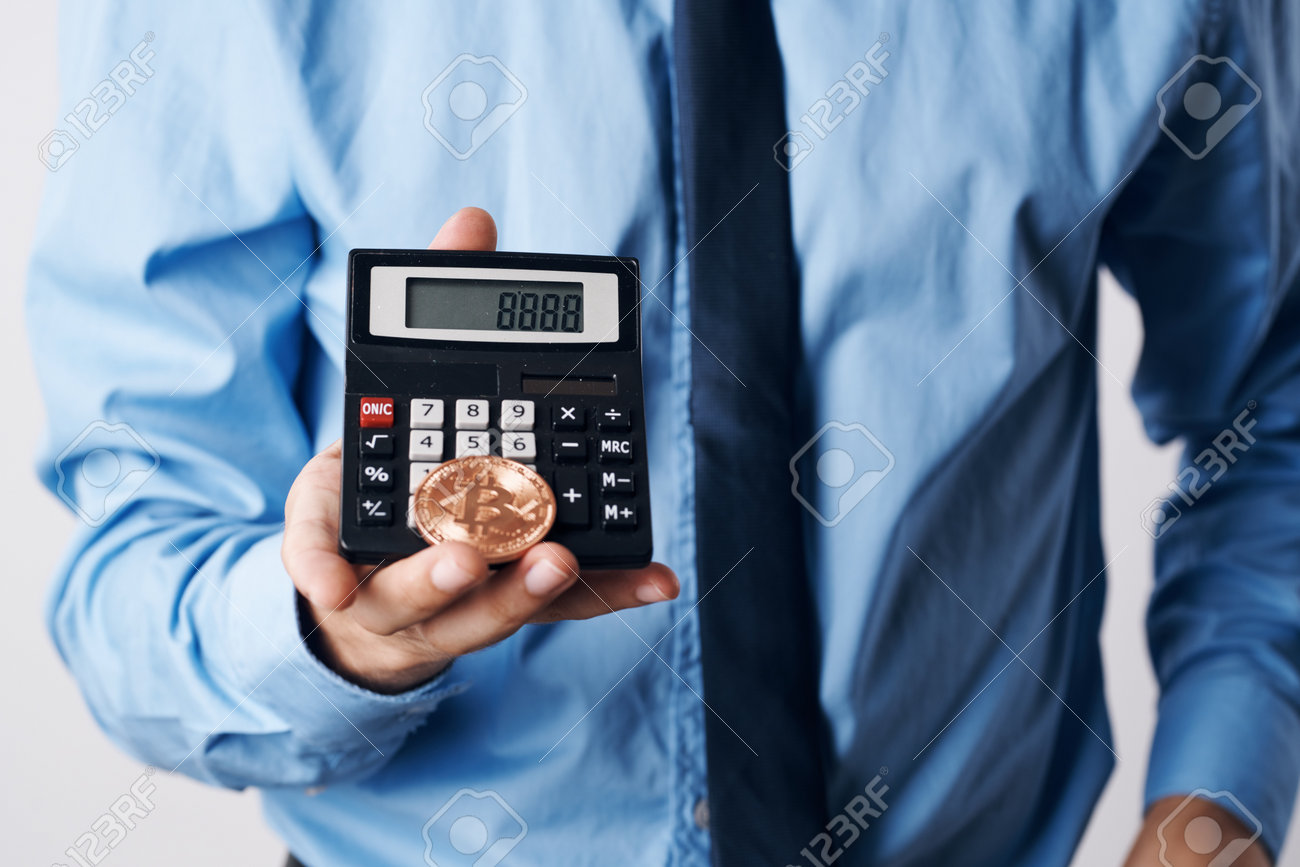 Hombre Sujetando Una Calculadora Criptomoneda Bitcoin Inversión De Dinero  Virtual Fotos, retratos, imágenes y fotografía de archivo libres de  derecho. Image 174974244