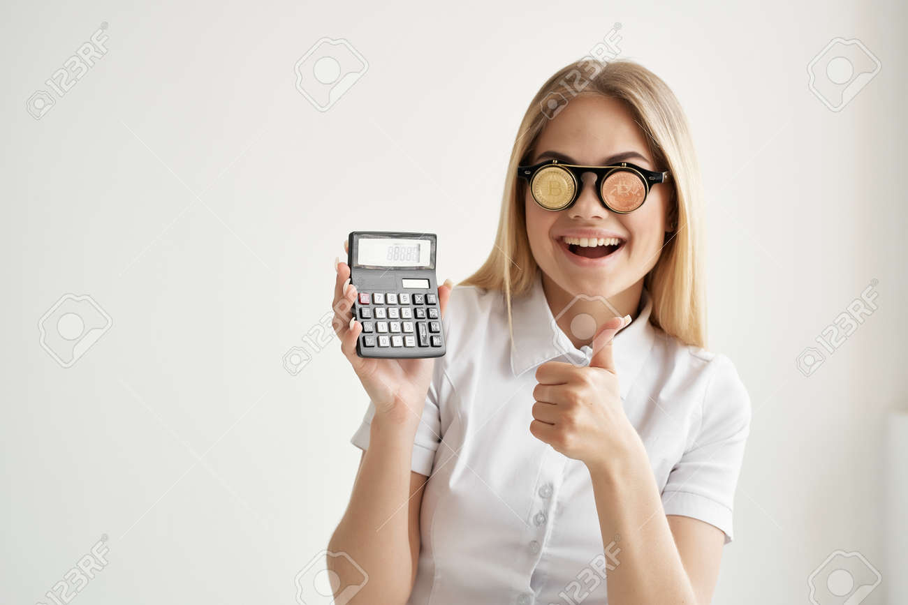 Mujer Alegre Calculadora En Mano Y Tecnologías De Minería Bitcoin Fotos,  retratos, imágenes y fotografía de archivo libres de derecho. Image  175596616